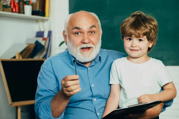 Leraar en leerling leren samen op school. Jongen van de basisschool op het schoolplein - generatie mensen concept. Dank U, Meester.. — Stockfoto