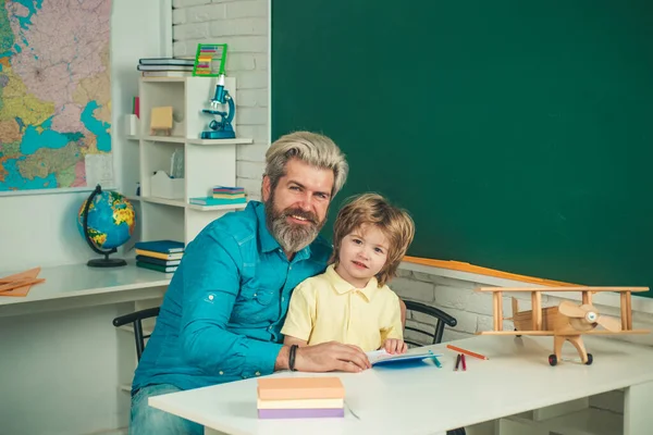 Individuelle Nachhilfe. Individueller Unterricht. Netter Junge mit Lehrer im Klassenzimmer in der Nähe der Tafel. — Stockfoto