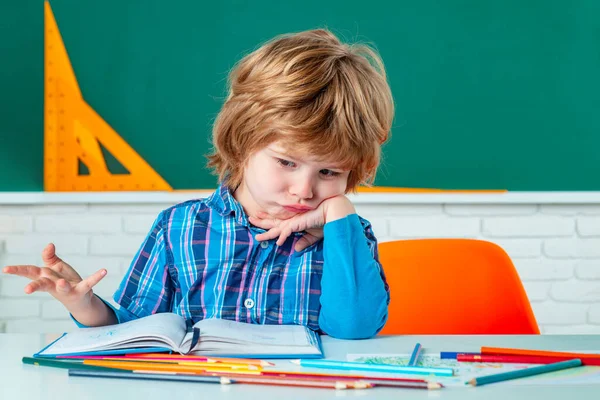 Studium und häusliche Erziehung von Kindern. Schüler gegen grüne Tafel. Heimschule für Schüler. Klassenzimmer der Grundschule. — Stockfoto