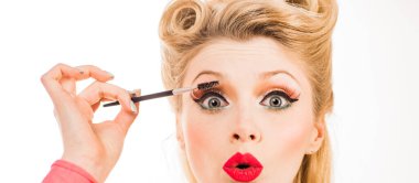 Kaşlarını cımbızla kapat. Kaş Bakımı. Kadının Güzel Gözü 'nün yakın çekimi, Profesyonel Makyajlı Uzun Kirpikleri ve Brow Jel Fırçası. Genç Kadın Modeli Kahverengi Kaşlar.