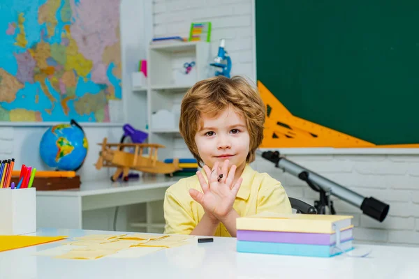 Basisschool en onderwijs. Portret van leerlingen van het basisonderwijs binnenshuis. — Stockfoto