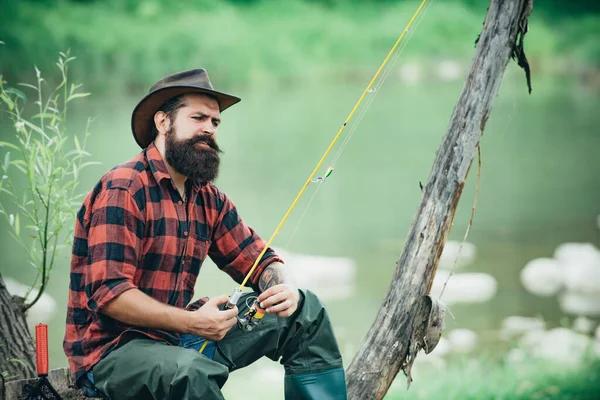 A pescar no lago. Homem maduro voar pesca. Descanso e recreação. Férias. Estratégia. Mantém a calma e continua a pescar. Sou o homem mais feliz. Fuga rural. Feliz pescador. Com vara de pesca . — Fotografia de Stock