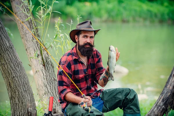 Uomo brutale vicino all'acqua del fiume. Abilità di pesca. Rilassatevi in un ambiente naturale. Tempo libero sul lago. Un uomo anziano che pesca. Divertimento e relax. Pesca a mosca. Fisher hobby maschile . — Foto Stock