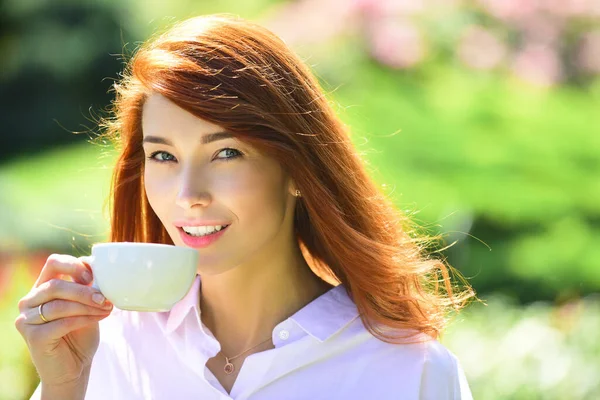 Yeşil parkın yakınında poz veren güzel, mutlu bayan zeka küpü kahvenin açık hava portresi. Kadın güzelliği ve sabah kahve konsepti. — Stok fotoğraf