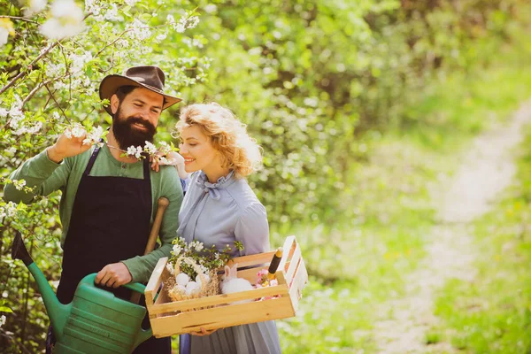 Dos personas caminando en el campo agrícola. Comida orgánica de cosecha propia. Esposa y marido plantando en el huerto. Familia de trabajadores rurales . — Foto de Stock