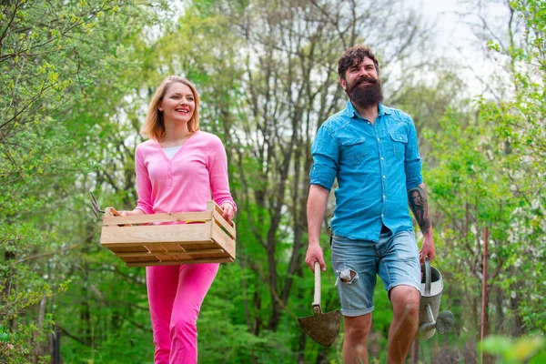 Porträt von Frau und Mann bei der Gartenarbeit. Lächelndes Paar auf Ackerland. Öko-Bauernhof. Ich liebe unsere Momente auf dem Land. — Stockfoto