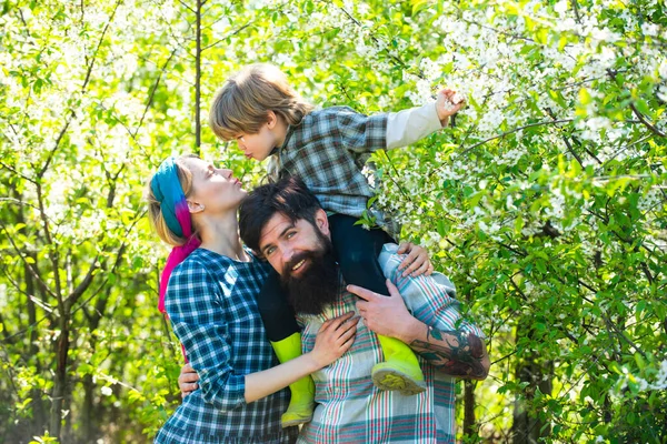 Contenti agricoltori di famiglia che lavorano con spezie sul campo primaverile. Concetto Terra. Giardinaggio in primavera - buon raccolto familiare e tanto divertimento . — Foto Stock