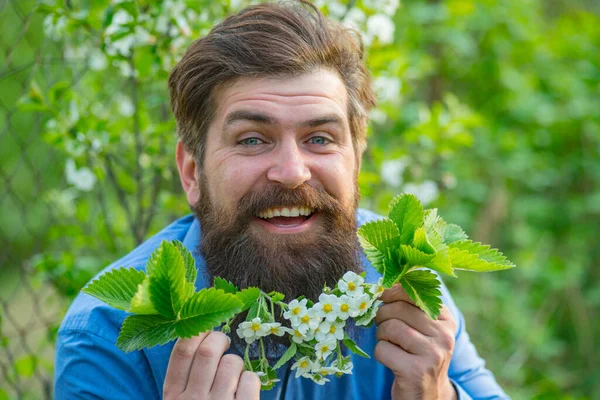 Guapo hipster sonriendo a la cámara en un verano o día de primavera. Primer retrato del hombre feliz de primavera. Retrato facial de modelo masculino divertido . —  Fotos de Stock