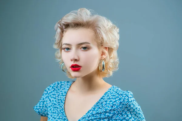 Close up portrait of young beautiful woman with pinup style, hoop earrings, posing on gray Isolated background. Copy, empty space for text. — Stock Photo, Image