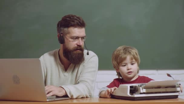 Generación de hombres. Generaciones de edades, padre e hijo hijo escribiendo en la máquina de escribir y portátil. Viejos y jóvenes. El progreso tecnológico. Viejos y jóvenes . — Vídeo de stock