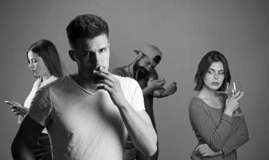 zararlı alışkanlıkları: sigara içme, alkol içme, cep telefonu bağımlılığı ve uyuşturucu bağımlısı. sakallı hipster ilaç kullanın. genç kız şarap içiyor. kadın web günlüğü online konsantre. adam duman. Kötü