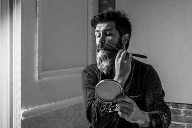 Berber dükkanında profesyonel kuaför. Tıraş bıçağı. Tıraş adam ve ustura adam. Berber dükkanını ziyaret eden bir adam. Berber dükkanı klasiği. Tıraş makinesiyle stil yapıyor..