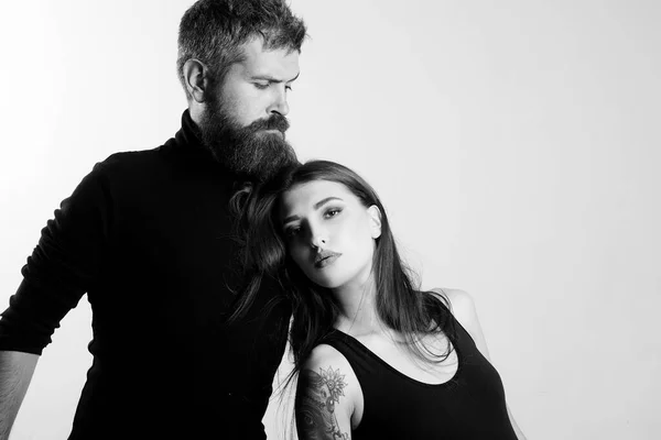 Pareja enamorada. brutal barbudo hombre y mujer con tatuaje. peluquería y peluquería. salón de tatuajes. cuidado de la barba masculina. hombre hipster con chica sexy. relación. pareja de moda. espacio de copia — Foto de Stock