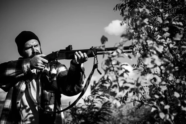 Jäger mit Gewehr auf Jagd. Mann mit Schrotflinte. — Stockfoto