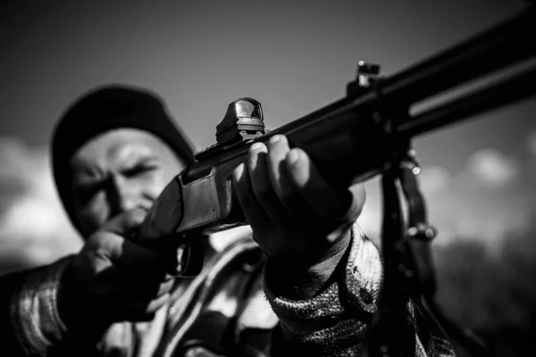 Close up snipers carbine at the outdoor hunting. Hunting gun. Hunter aiming rifle in forest. Hunter with shotgun gun on hunt. Hunting in America. Wildlife Hunting. — Stock Photo, Image