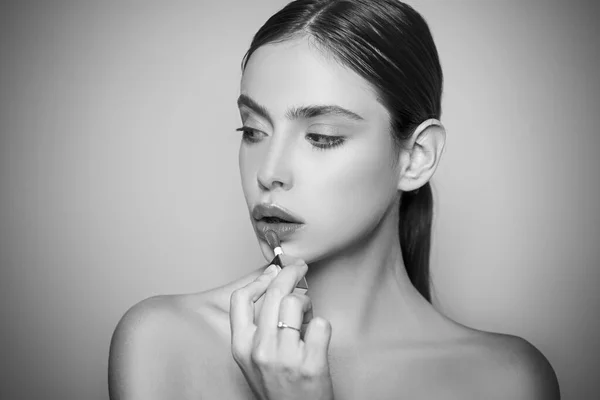 Belleza de piel. Concepto de cuidado de la piel. Crema facial. Hermosa cara de mujer joven con piel fresca . — Foto de Stock