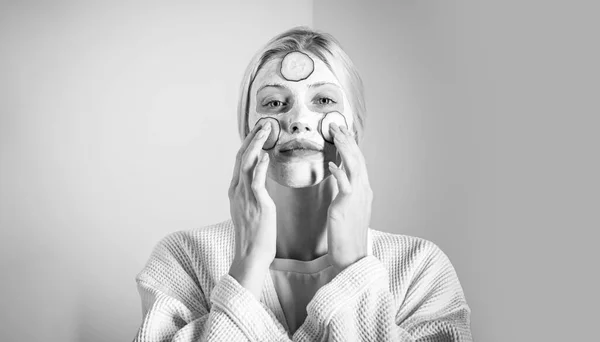 Concepto de cuidado de la piel. Crema facial. Hermosa cara de mujer joven con piel fresca. Crema para arrugas de belleza o crema para el cuidado de la piel antienvejecimiento . —  Fotos de Stock