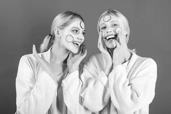 Retrato de dos hermosas modelos femeninas jóvenes con maquillaje facial natural. Concepto de cuidado de la piel. Crema facial. Hermosa cara de mujer joven con piel fresca . —  Fotos de Stock