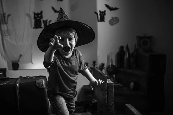 Halloween lasten koristelu ja lapset pelottava käsite. Halloween-tausta. Magik halloween. Kauhunaamat. Ilme kasvot - yllättynyt söpö poika . — kuvapankkivalokuva