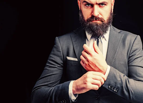 Adam modaya uygun. Lüks klasik takım elbiseler, moda. Klasik takım elbiseli, gömlek ve kravatlı adam. Zengin adam modeli.