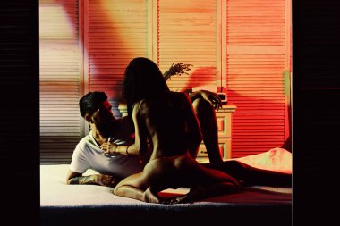 Tutkulu çift kavramı. Tutkuyla dolu. Cinsel oyun senin tutkun. Kadın vücudu için bir tutku.