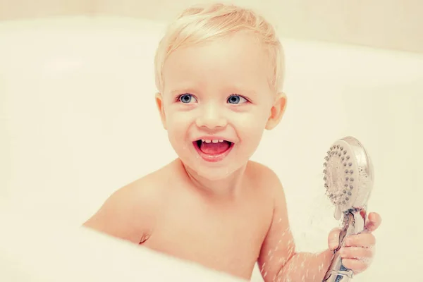 Baño de burbujas para niños. Un niño sonriente tomando un baño con jabón. Lindo lavado de niños. Niño en el baño. —  Fotos de Stock