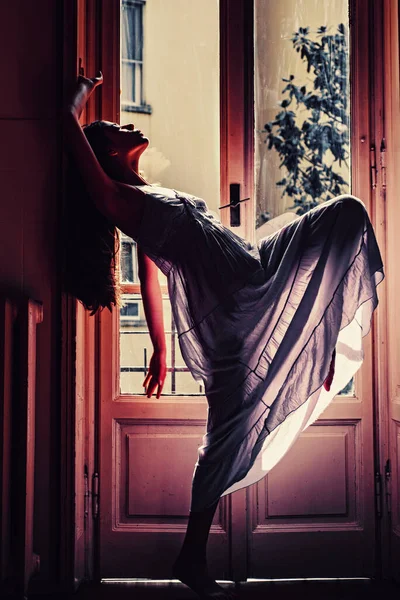 Жінка зустрічається вранці біля балкона. Розслабтеся. Молода жінка стоїть біля вікна. Еротична сусідка. Пристрасті і спокуси. Вона щаслива танцює . — стокове фото
