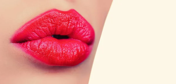 Mujer joven con la piel perfecta. Lápiz labial rojo. Aislado sobre blanco. Chica modelo sensual con piel lisa y maquillaje. Un beso. Día de San Valentín . —  Fotos de Stock