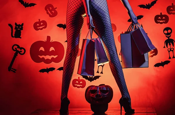 Feiertag-Halloween mit lustigen Karnevalskostümen auf einem Halloween-Hintergrund. Halloween-Dekoration und Gruselkonzept. Zauberkürbis. Glücklich lächelnde Frau auf Halloween-Hintergrund. — Stockfoto