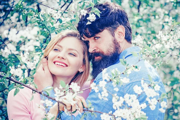 愛の若いカップルは楽しい-バレンタインデーのコンセプトを持っています。ハッピー・イースターロマンチックなデートのカップルの概念。庭に咲く男と女. — ストック写真