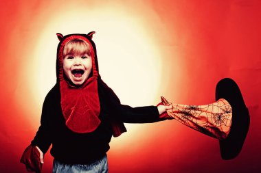 Karanlık bir ormanda oyulmuş balkabağı ve sihirli ışıklarla cadılar bayramı cadısı. Çocuklar bal kabaklarıyla oynarlar ve ikram ederler. Cadılar Bayramı elbiseleri, cadı kostümleri ve cadı şapkaları. Mutlu cadılar bayramı.