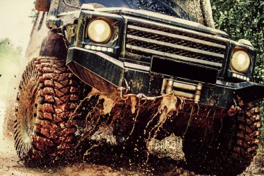 Alt manzaradan büyük off-road araba tekerine, şehir yolu ve dağ zemininde. Tekerlekleri ve kumdaki toza dönen off-road 'u hareket ettir..