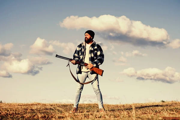 Caccia senza confini. Cacciatore con fucile a caccia. Periodo di caccia chiuso e aperto . — Foto Stock