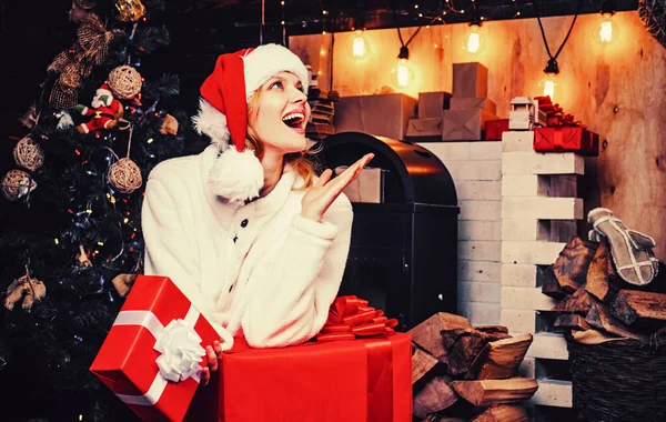 Säsongsbetonade julhelgen försäljning rabatter. Julförberedelse. Julklapp. Glad ny fest. Sexig Santa kvinna poserar på vintage trä bakgrund. Tomte kvinna poserar. — Stockfoto