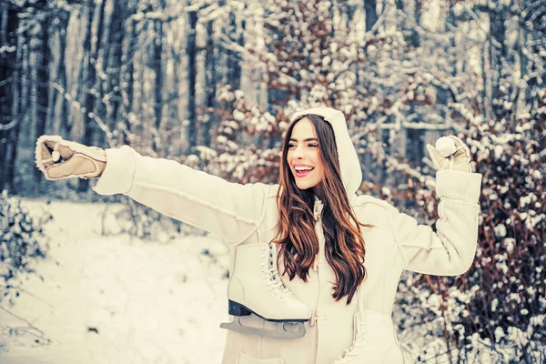 Χαρούμενη Ομορφιά νεαρή γυναίκα Διασκεδάζοντας στο Χειμερινό Πάρκο. — Φωτογραφία Αρχείου