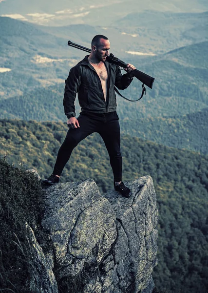 Wildtierjagd. Jäger mit Gewehr nach einer Jagd. Jäger mit seinem Gewehr. Jagdscheine. Jagd in Amerika. amerikanische Jagdgewehre. — Stockfoto