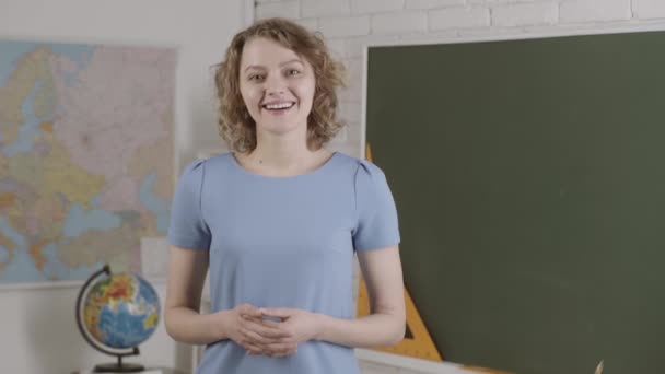 Giornata degli insegnanti. Ritratto di insegnante donna in classe . — Video Stock