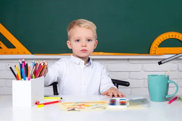 Escola primária. Criança em casa estudando e educação em casa. Estudante ou pré-escolar aprenda. Dia dos professores. Tutoria infantil . — Fotografia de Stock