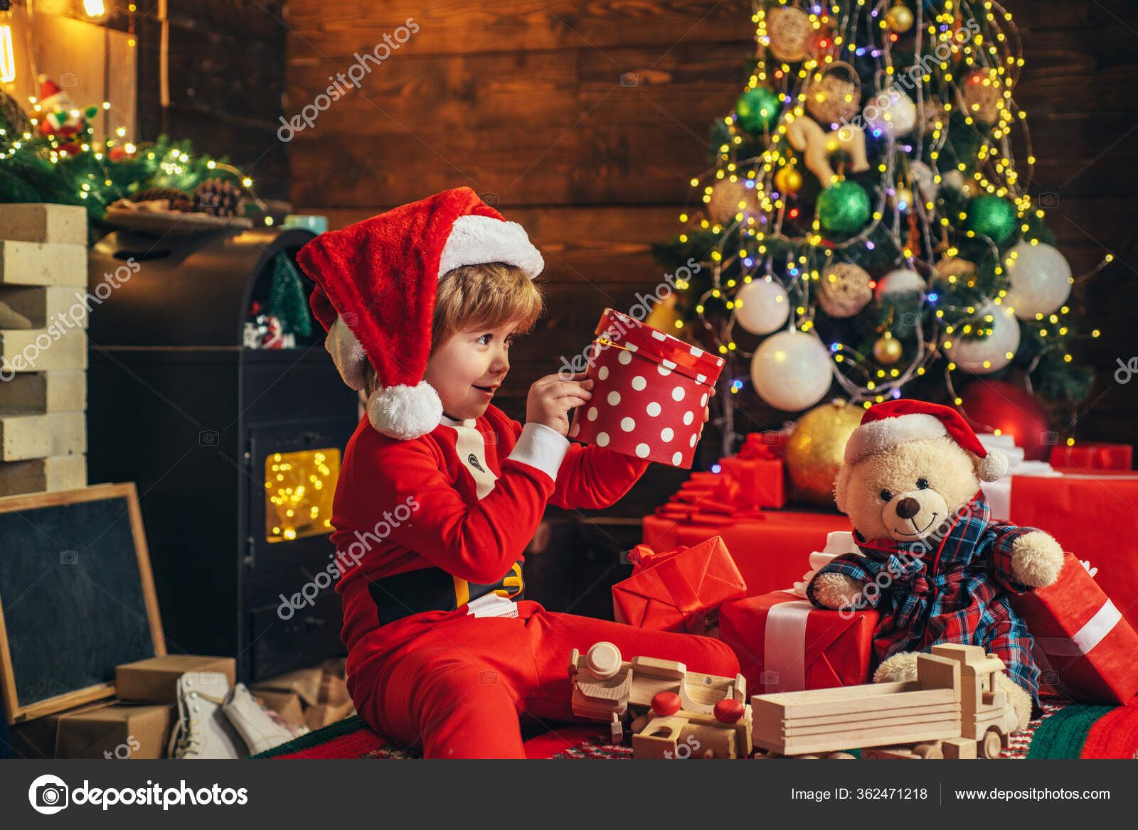 Niño feliz con regalo de Niños de año Alegre niño