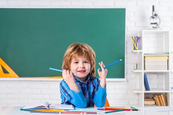 Första skoldagen. Hemundervisning. Hemundervisning och hemundervisning för barn. Elever lär sig bokstäver och siffror. Kopieringsutrymme för kartong. — Stockfoto