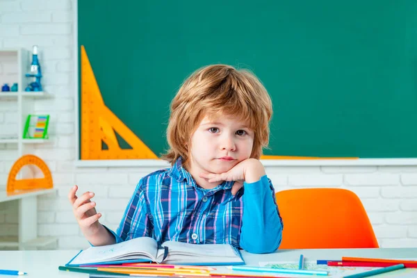 Általános iskola. Egyéni tanítás. Aranyos kis óvodás fiú, tanári tanulmánnyal az osztályteremben. Oktatási folyamat. — Stock Fotó