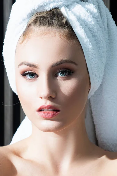 Close up portret kobiety pozowanie owinięte w ręczniki łazienkowe, Piękny portret wesoły atrakcyjny pół naga kobieta z ręcznikiem patrząc na aparat. — Zdjęcie stockowe