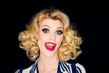 Poster tarzı giyinmiş gülümseyen genç bir kadın. Komik Kadın Yüzlü Portre.