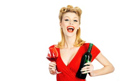 Kırmızı şarap içen güzel bir kadın. Kırmızı dudaklar ve kırmızı elbise. Cam şaraplı güzel bir kadının portresi. Beyaz arkaplanda izole.