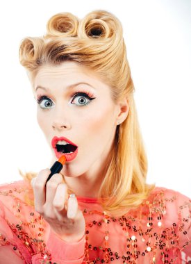 Güzel, şehvetli dudaklar. Dudaklar ve kozmetoloji. Makyaj ve kozmetik. Dudaklarını gösteren baştan çıkarıcı bir kız. Heyecanlı ifade.