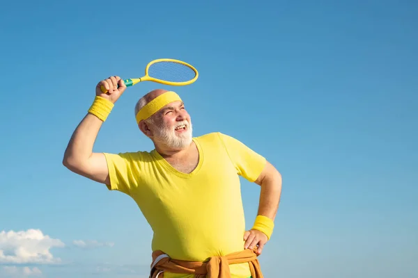 Anciano jugando al bádminton. Retrato del hombre sano del deporte sénior . —  Fotos de Stock