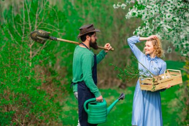 Bir çift çiftçi. Tarım alanında yürüyen iki kişi. Çiftçilik ve insanların konsepti. İşçi ailesi tarımı.