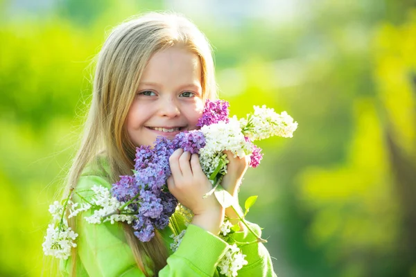 Piękna nastolatka w parku kwiatów. Zabawny portret wiosennej nastolatki. — Zdjęcie stockowe