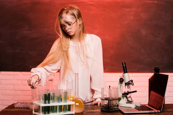 Upprörd ledsen flicka efter att ha gjort sitt kemiska experiment i ett labb. Explosion i laboratoriet. Vetenskap och utbildning. Liten kemist flicka blandas ihop fel reagenser. — Stockfoto