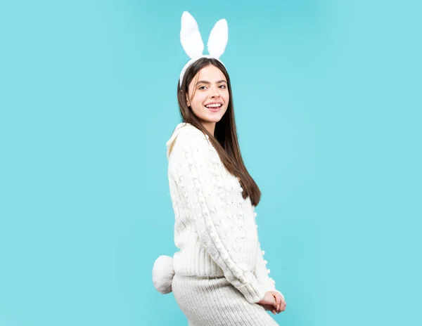 Piękna wielkanocna kobieta w kostiumie króliczka. Dziewczyna w króliczych uszach na Wielkanoc. — Zdjęcie stockowe
